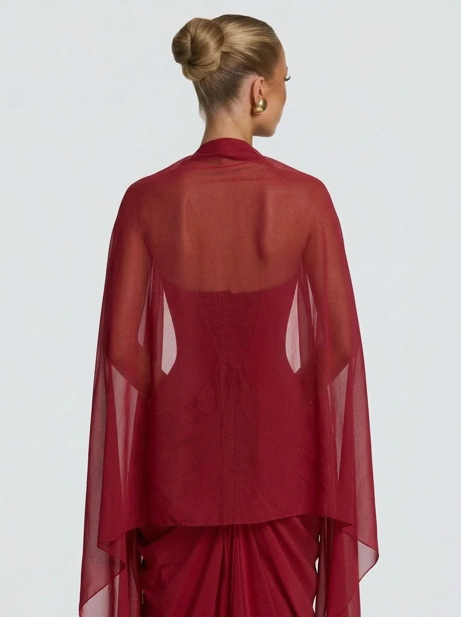 Mujer con estola de chifón rojo Vera™ para una boda, vista de espalda