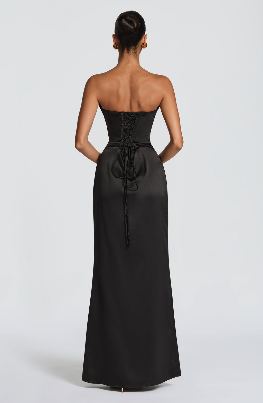 Vega™ en negro, vestido largo de satén, con corsé