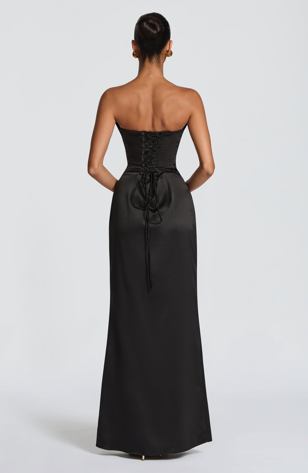 Vega™ en negro, vestido largo de satén, con corsé