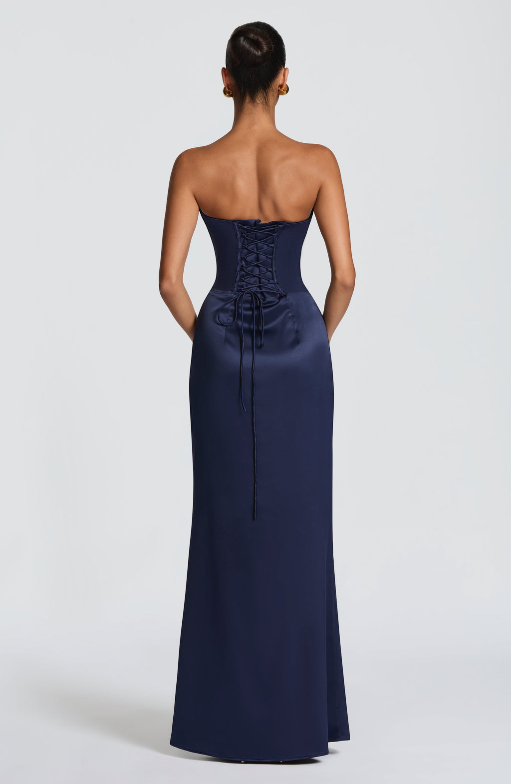 Mujer con el vestido Vega™ azul marino para tu graduación, foto 3