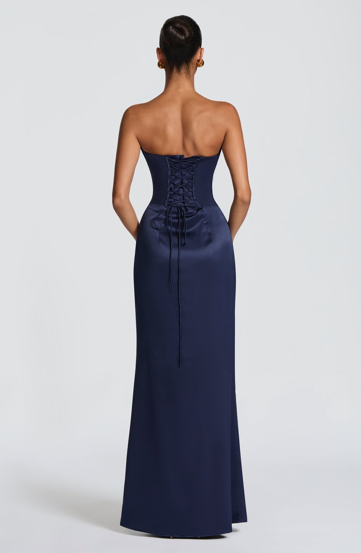 Mujer con el vestido Vega™ azul marino para tu graduación, foto 3