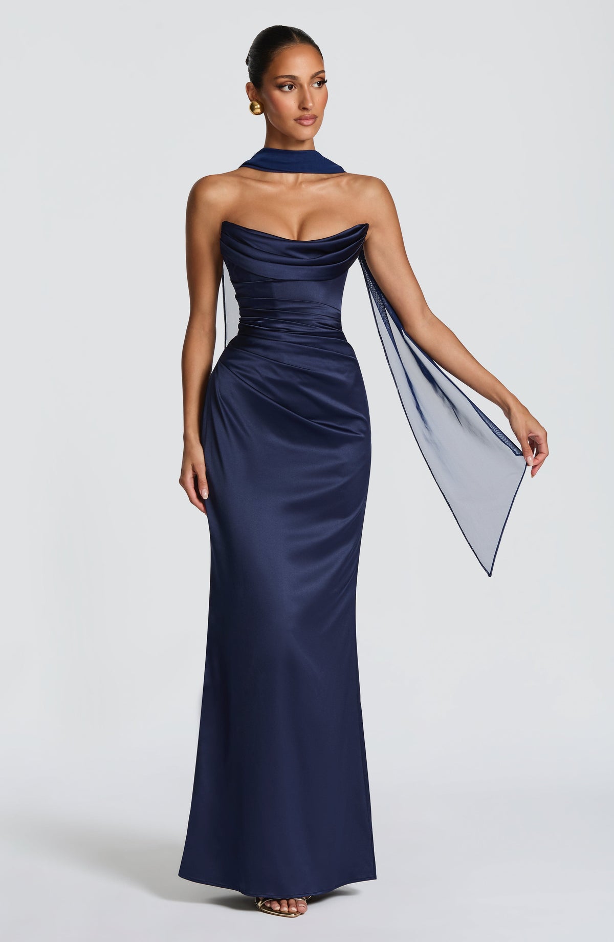 Vega™ en azul marino, vestido largo de satén, con corsé