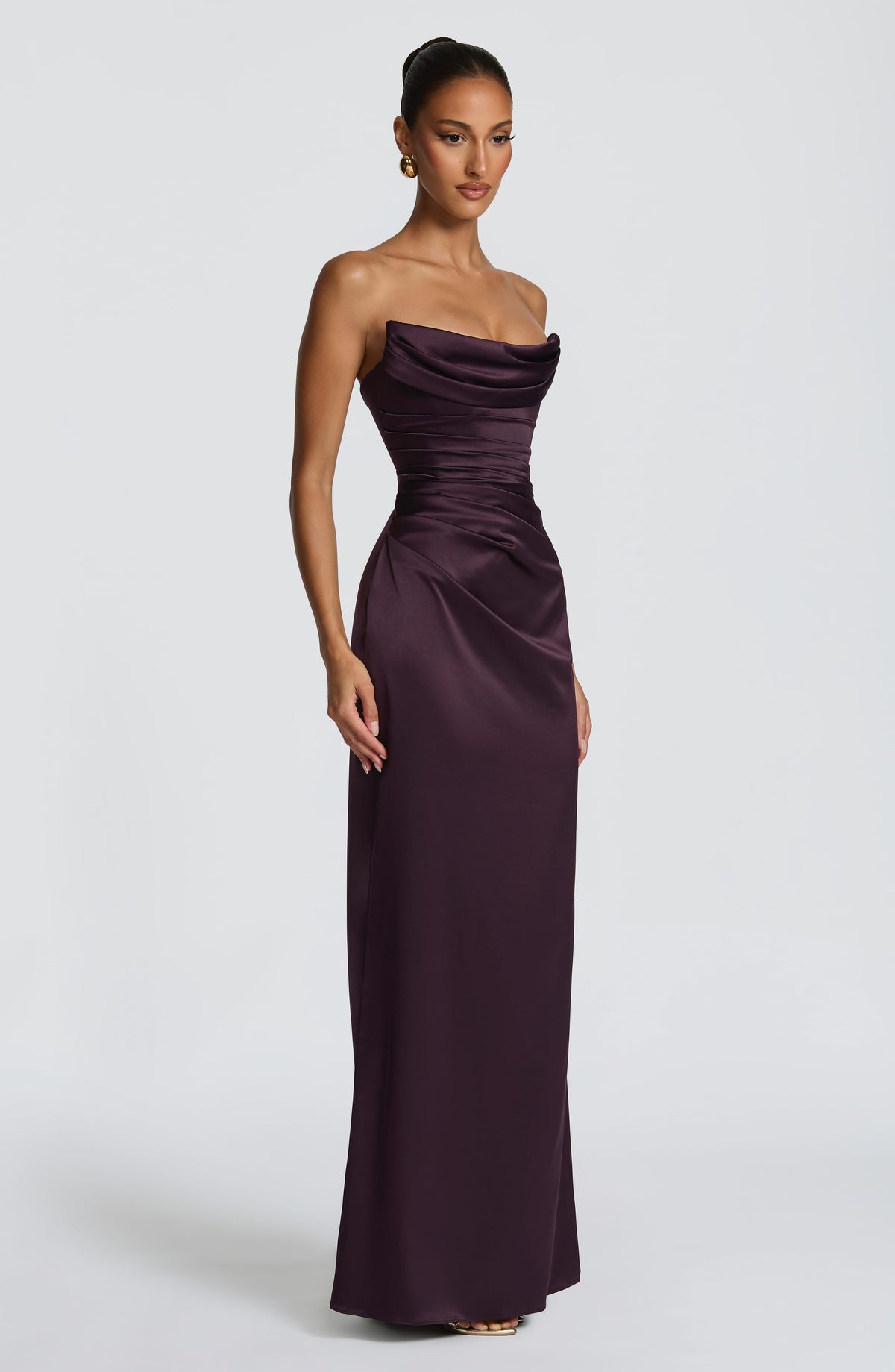 Mujer con el vestido Vega™ morado para tu graduación, foto 3