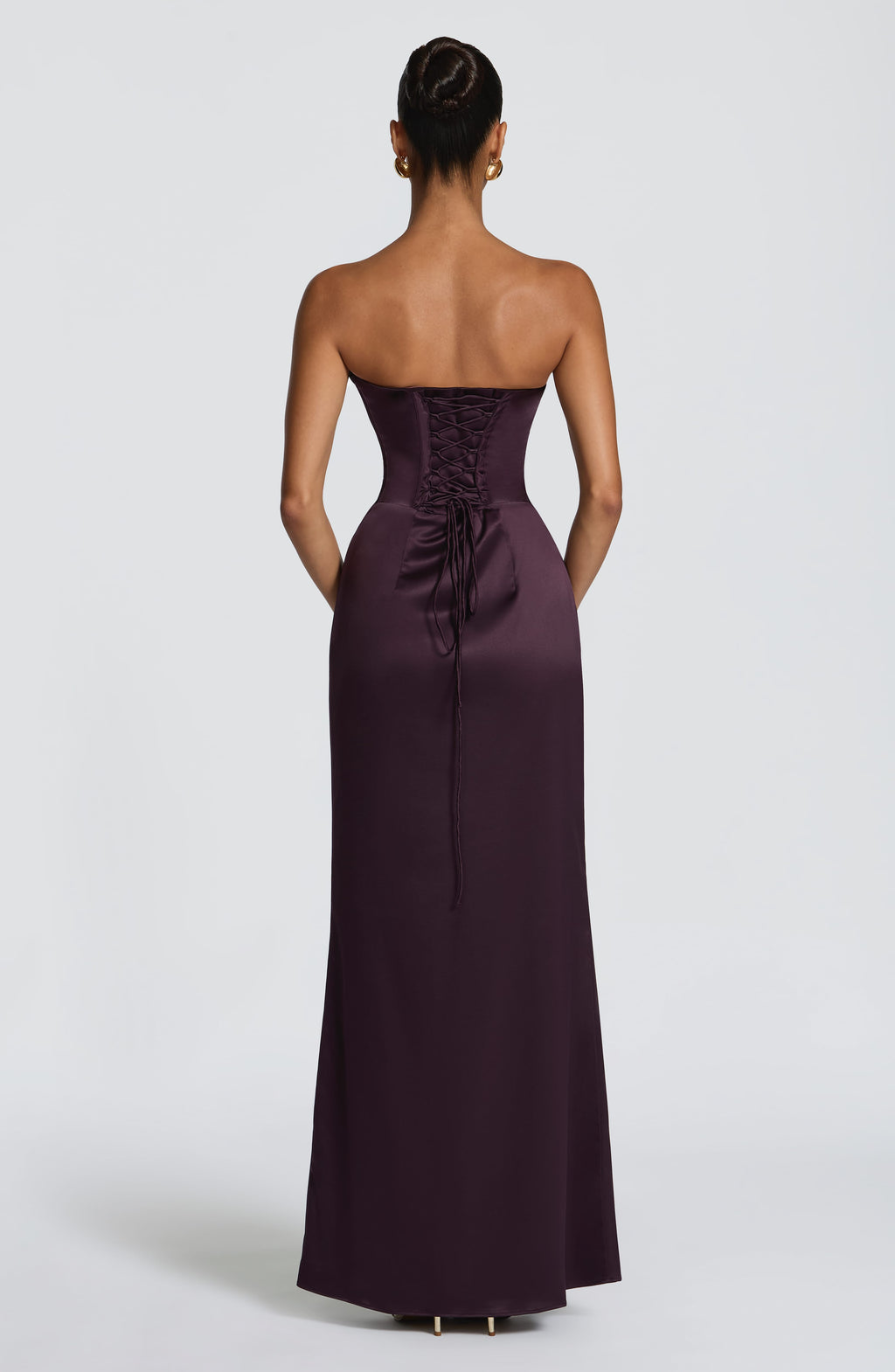 Vega™ en morado, vestido largo de satén, con corsé