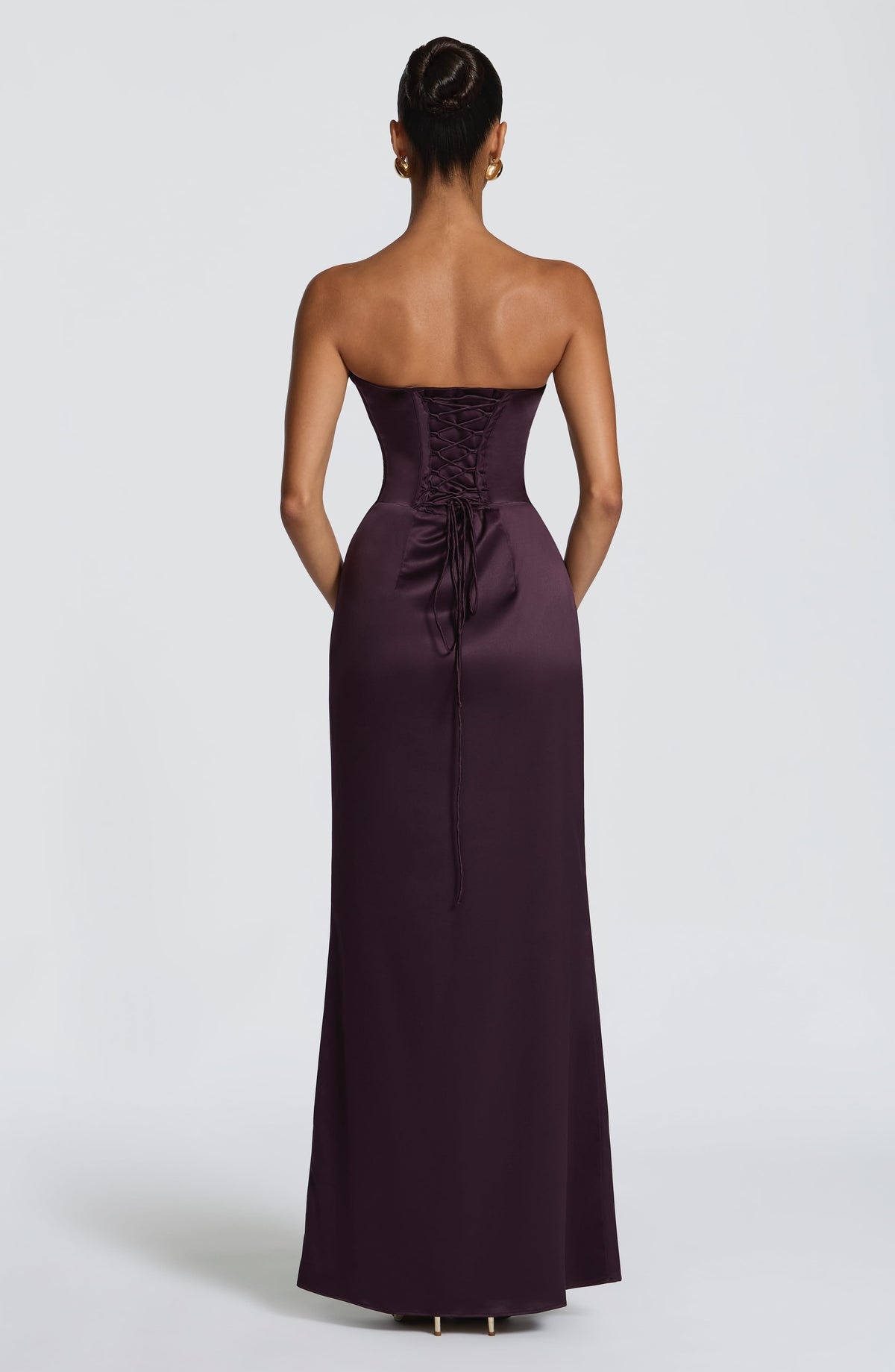 Vega™ en morado, vestido largo de satén, con corsé