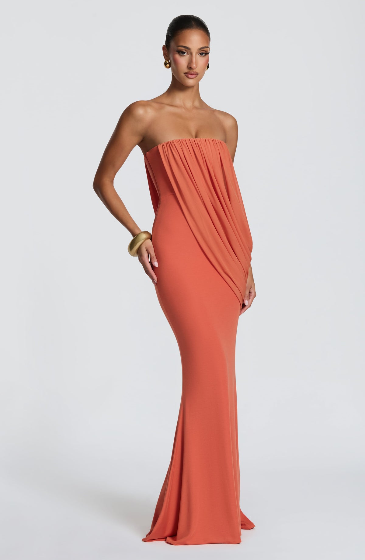 Mujer con el vestido Valeria™ naranja para ir de invitada a una boda, foto 3