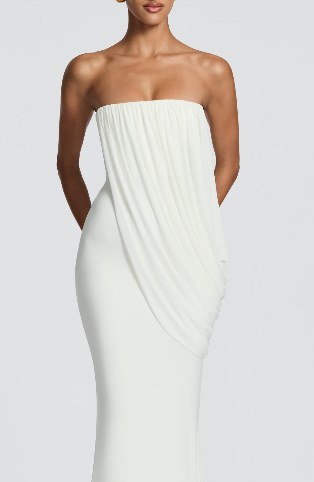 Mujer con el vestido Valeria™ marfil para una preboda, foto 3