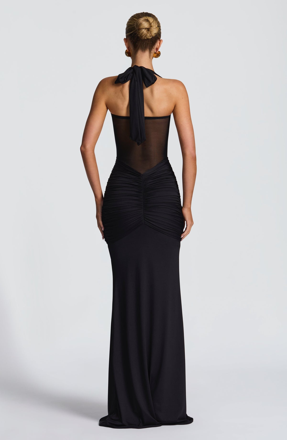 Victoria™ en negro, vestido largo con cuello halter y fruncido