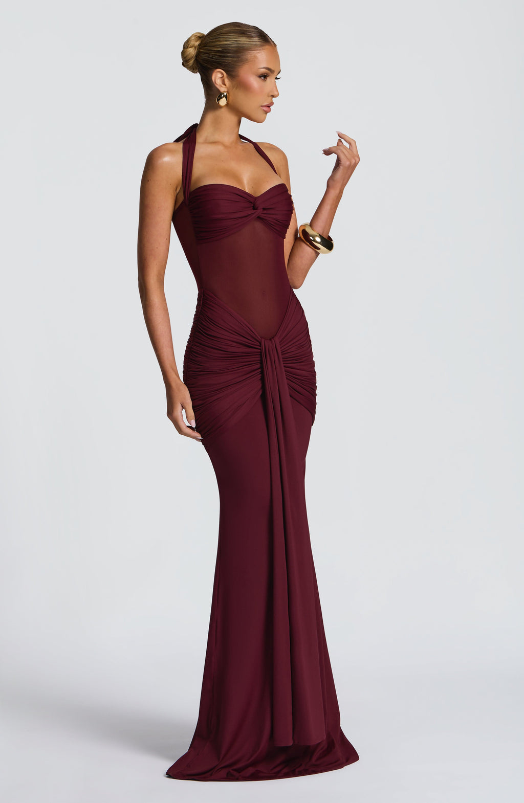 Mujer con el vestido Victoria™ cereza para ir de invitada a una boda, foto 3