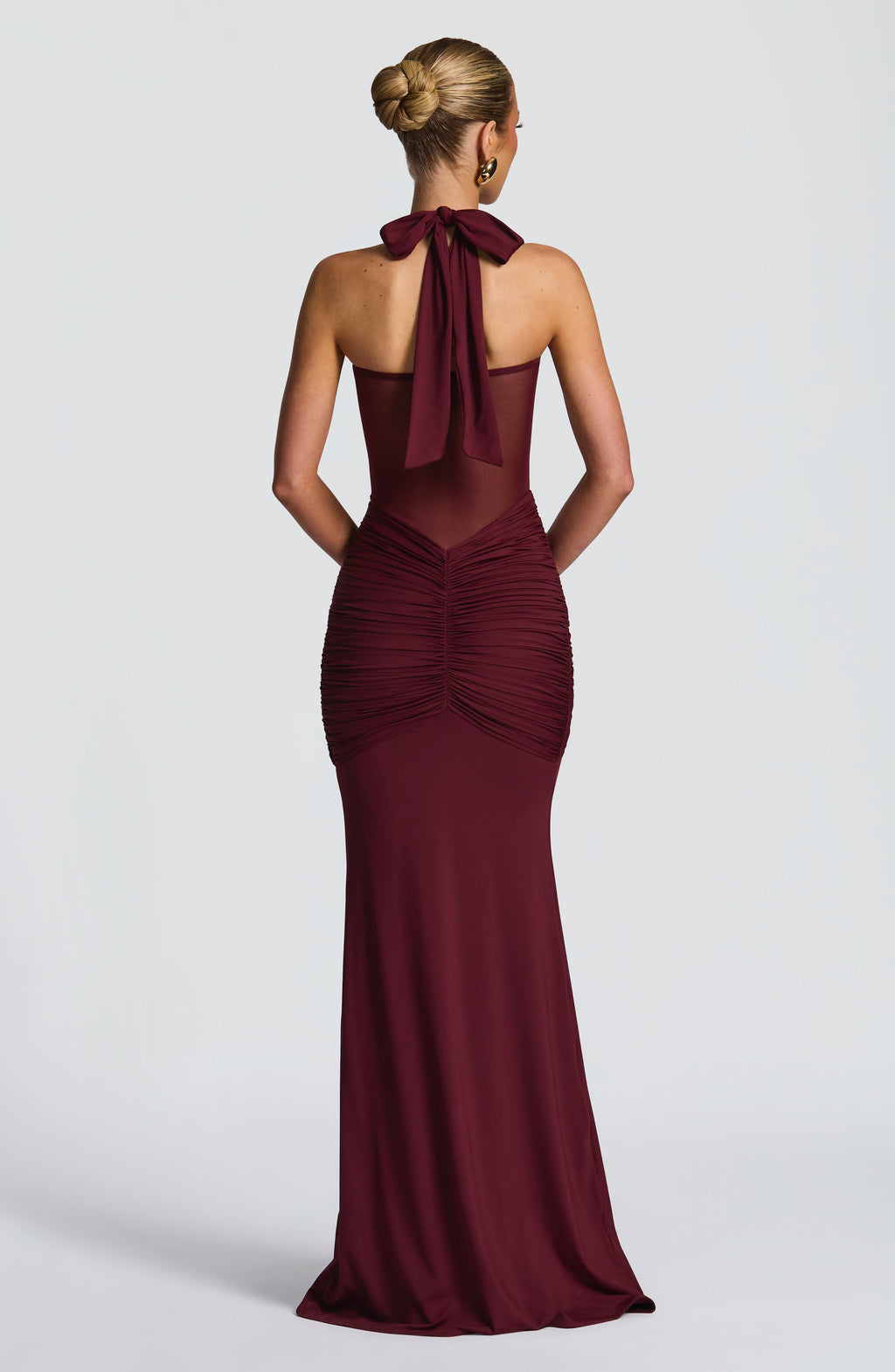 Victoria™ en cereza, vestido largo con cuello halter y fruncido