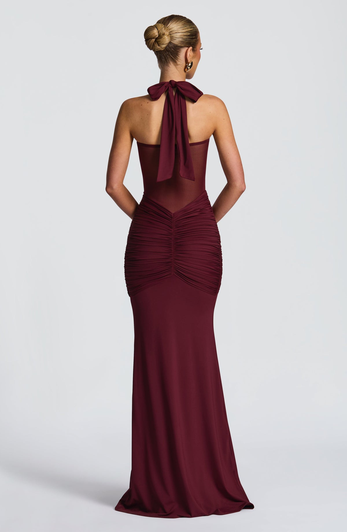 Victoria™ en cereza, vestido largo con cuello halter y fruncido