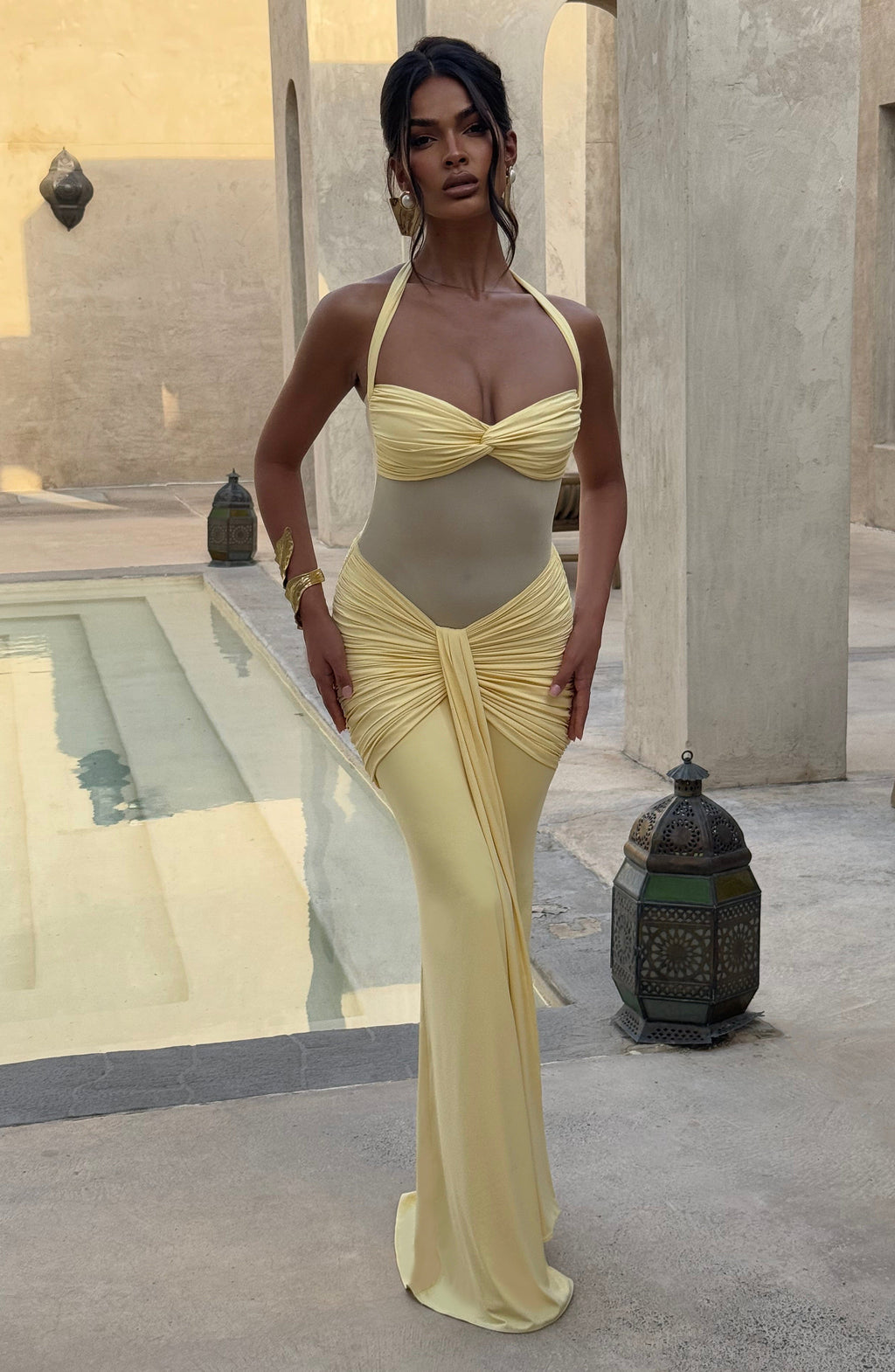 Victoria™ en amarillo limón, vestido largo con cuello halter y fruncido