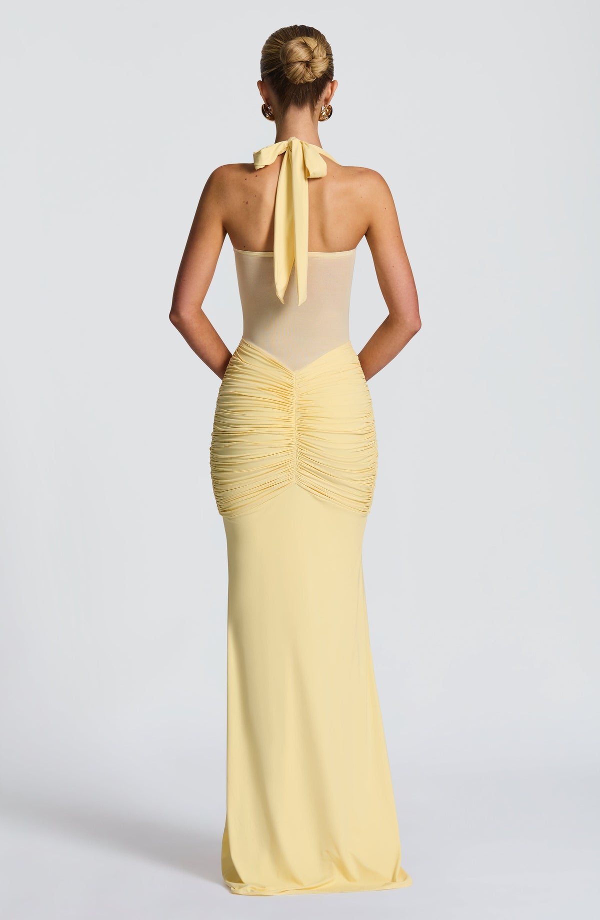 Mujer con el vestido Victoria™ amarillo limón para ir de invitada a una boda, foto 3